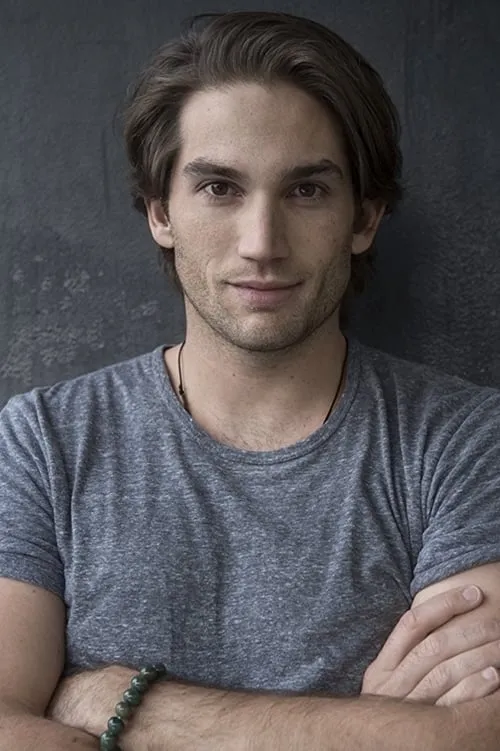 Daniel Schepisi interpretando a Ben Adams