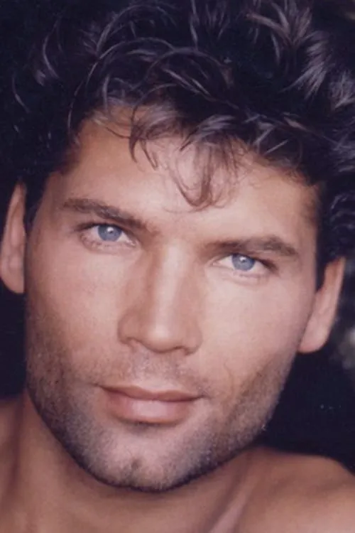 Daniel Stephen interpretando a Catch Dog