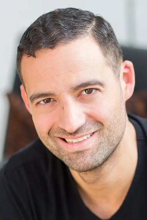 Daniel Stolfi interpretando a Officer