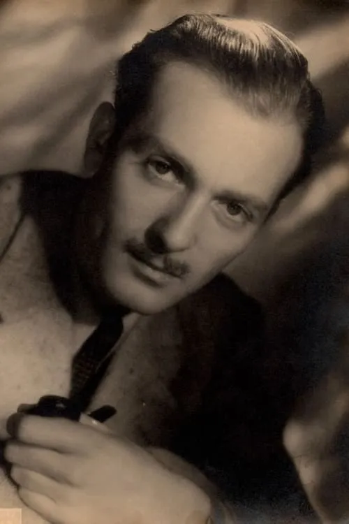 Daniel White interpretando a Sergeant Adams