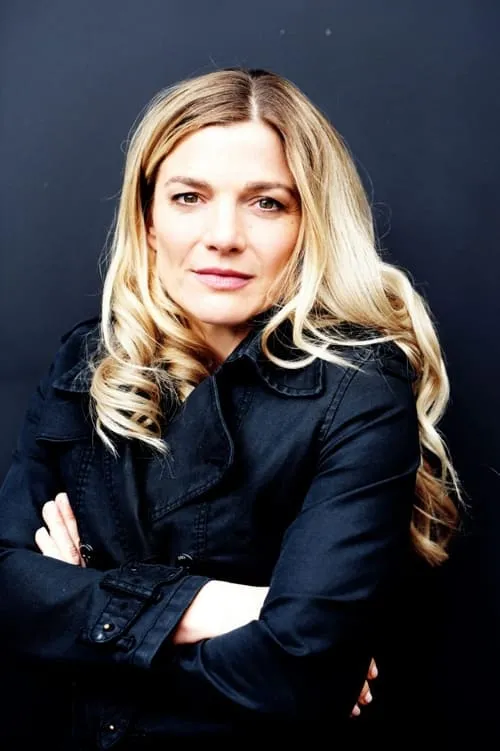 Daniela Wutte interpretando a Myriam Molders