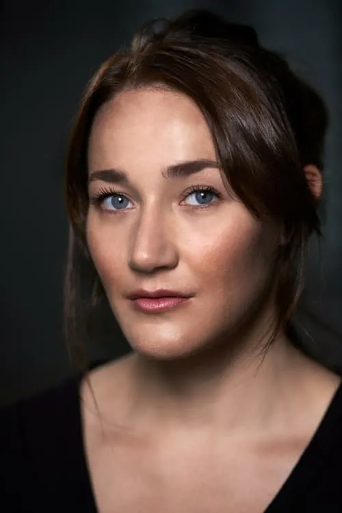 Danielle Adkins interpretando a Amanda