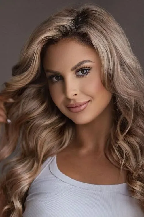 Danielle Louise interpretando a