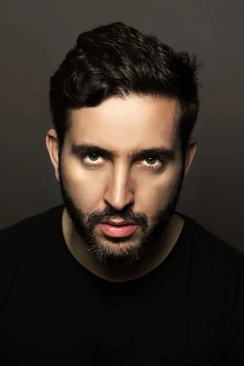 Danny Elacci interpretando a Omar Alamein