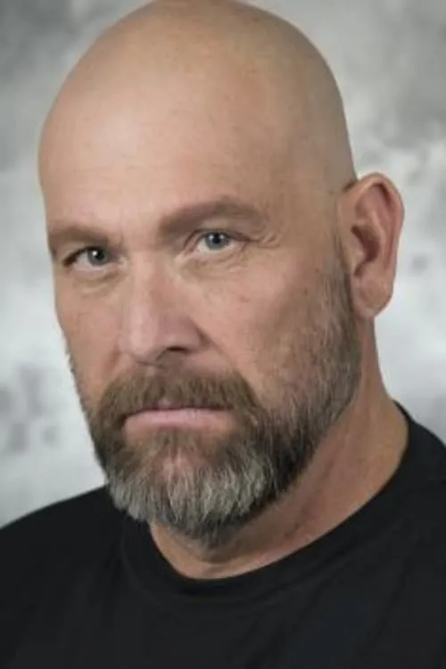 Danny Epper interpretando a Shadow Army