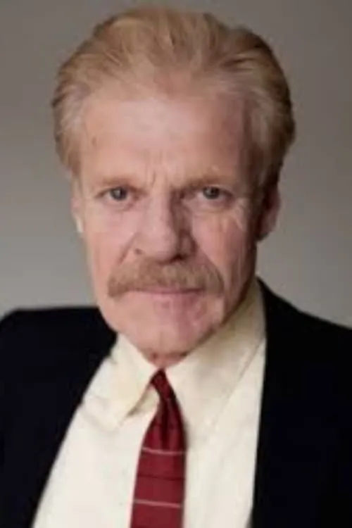 Danny Goldring interpretando a Church Friend Pete