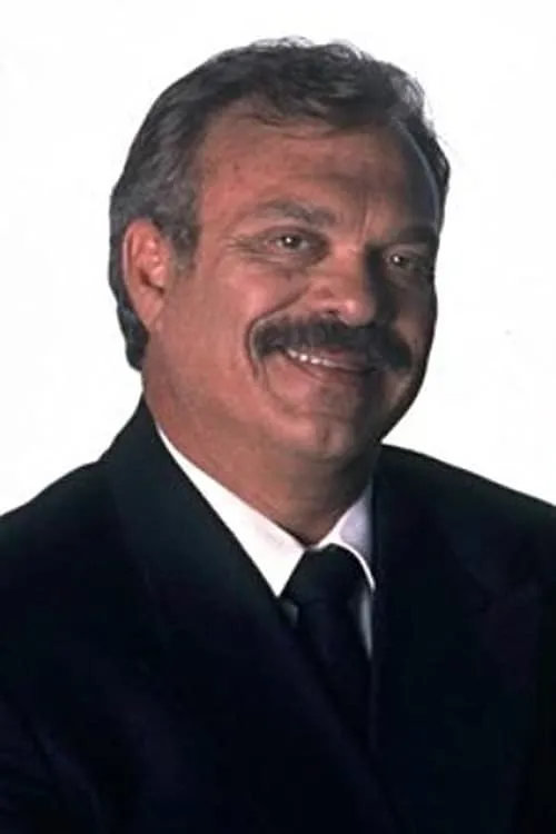 Danny Kamin interpretando a Judge