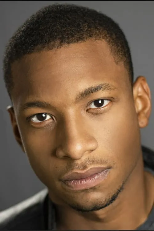 Danny Royce interpretando a Derek Stevens