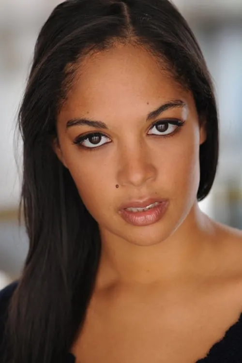 Daphne Di Cinto interpretando a Naya