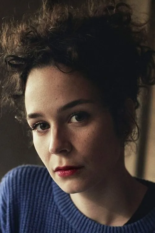 Daphne Wellens interpretando a Hannah