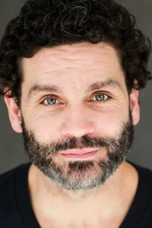 Darcy Laurie interpretando a Victor