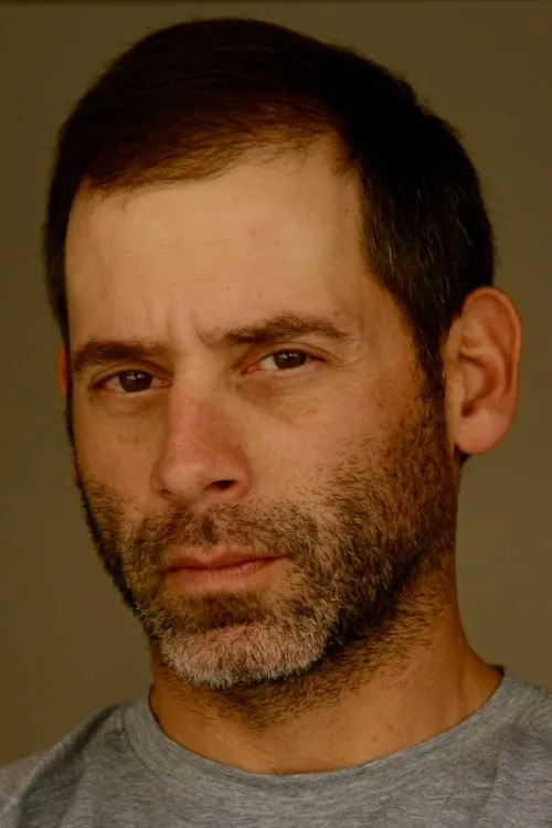 Darrell Davis interpretando a Suspect