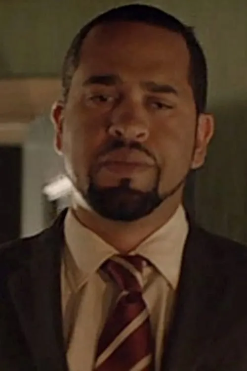 Darrell Las Quevas interpretando a John