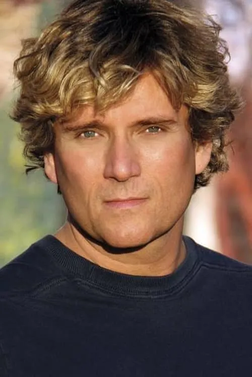 Darren Dowler interpretando a Steve Taylor