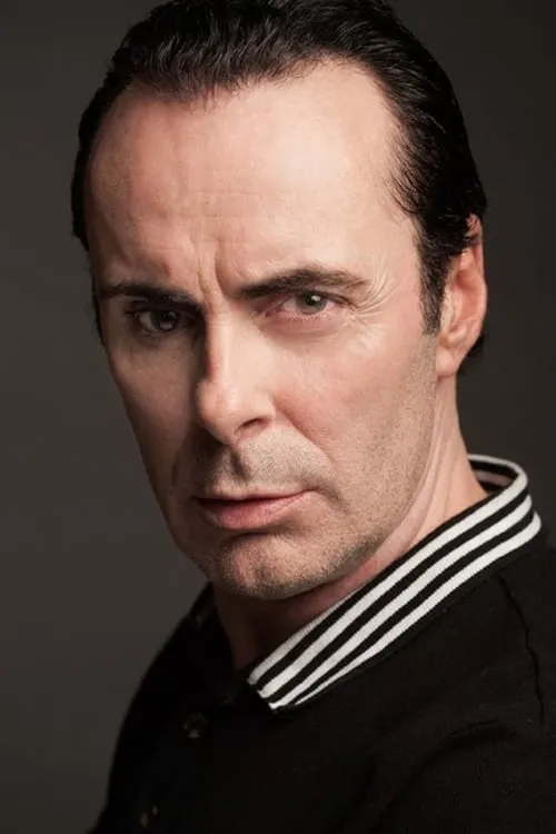 Darren Moore interpretando a Johnny