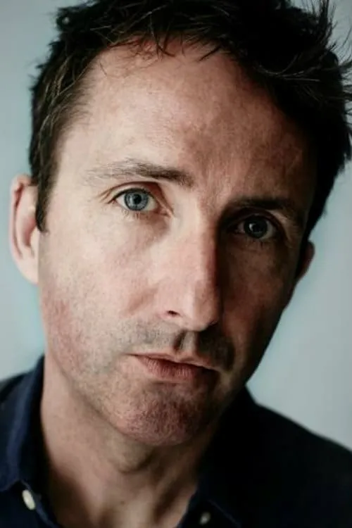 Darren Tighe interpretando a Dell