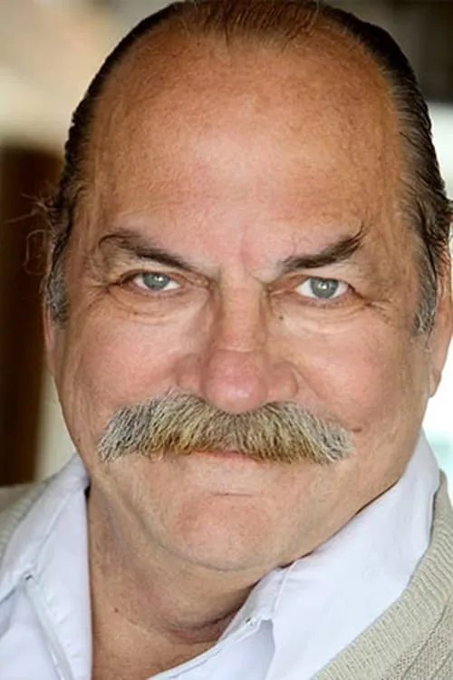 Dave Parke interpretando a Detective Black