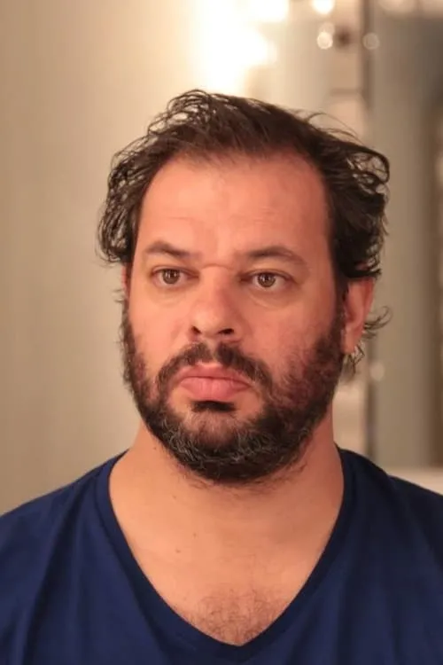 Lucas Bravo ha trabajado con David Ayala en 1 ocasiones