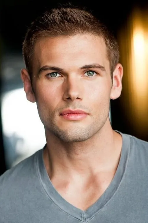 David Cade interpretando a Logan Chase