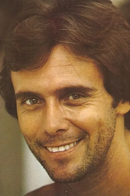 David Cardoso interpretando a Delegado Bandeira