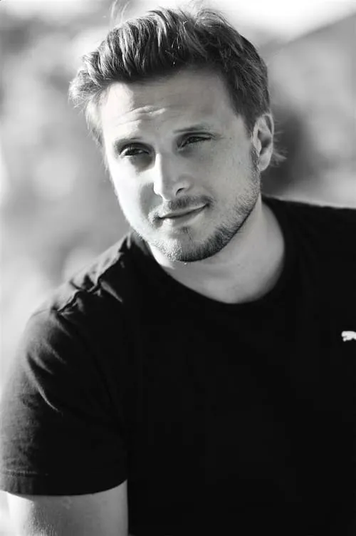 Simon Astier ha trabajado con David Coscas en 3 ocasiones