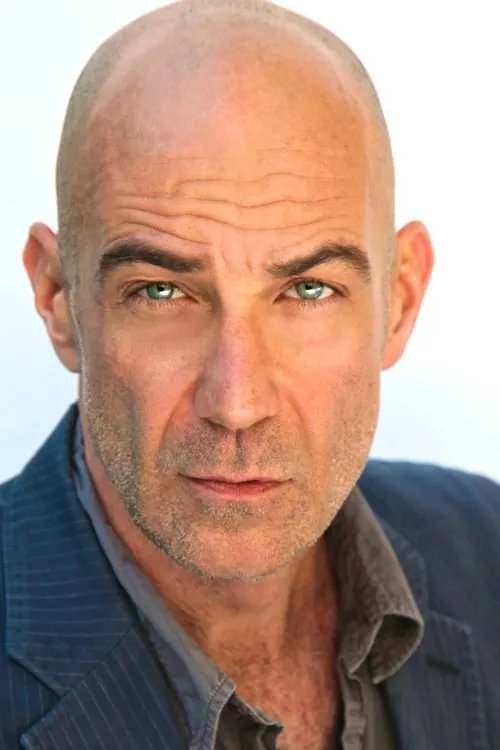 David Dayan Fisher interpretando a Rhodes