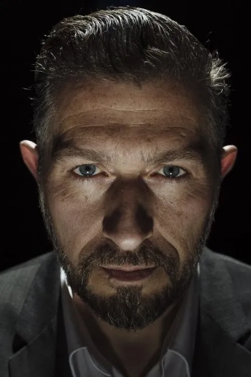 David Garmark interpretando a Johnny