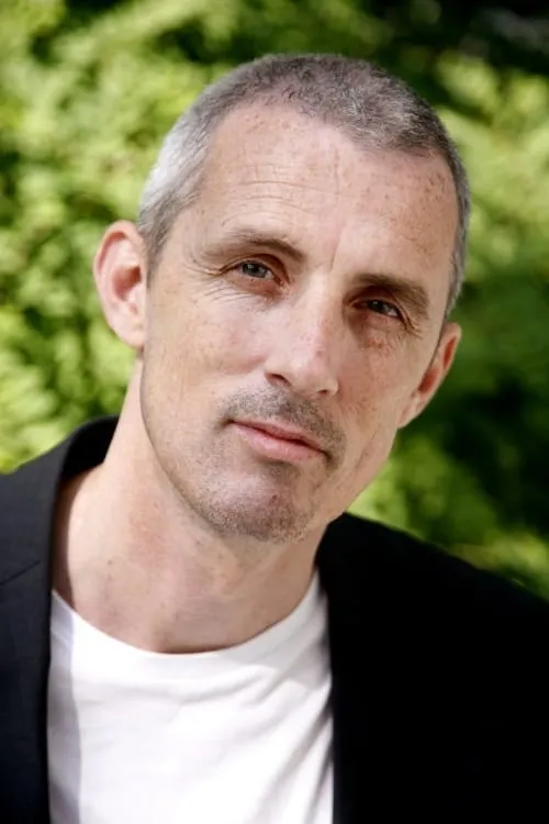 David Masterson interpretando a Reporter