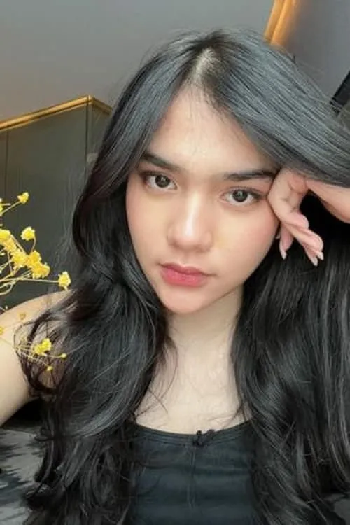 Davina Karamoy interpretando a Hana