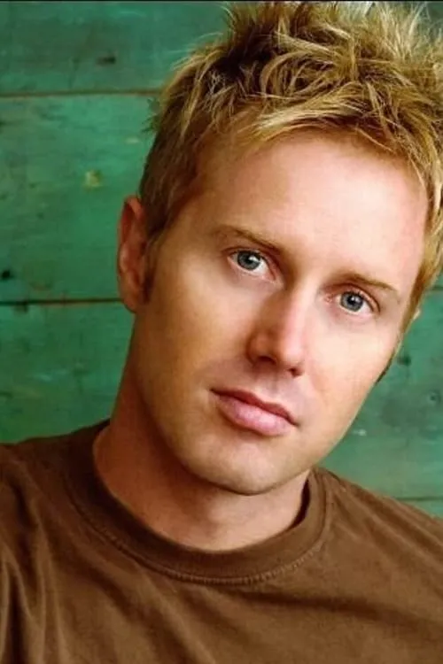 Davis Mikaels interpretando a Dexter Hilt