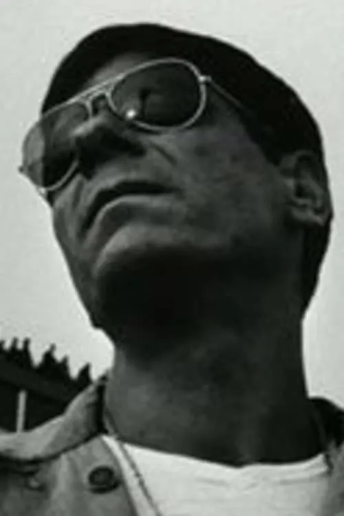 Davos Hanich interpretando a Narrator (voice)