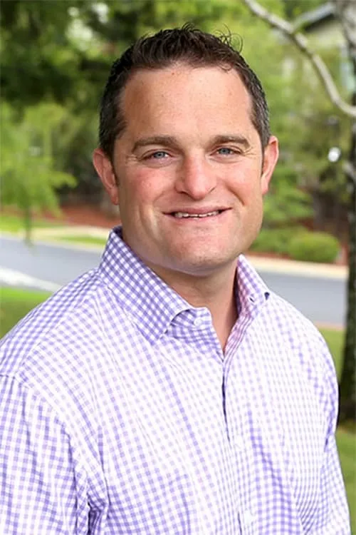 Dean Jacobson interpretando a Mail Boy