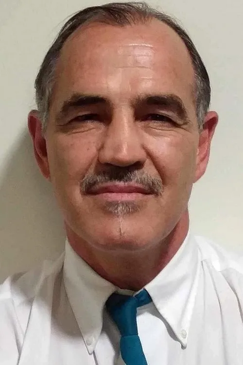 Deano Clavet interpretando a The Baggage Man