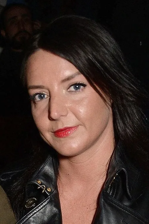 Debbie Gwyther interpretando a Self