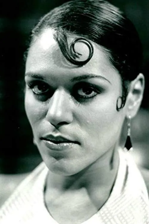 Debby Bishop interpretando a Phoebe