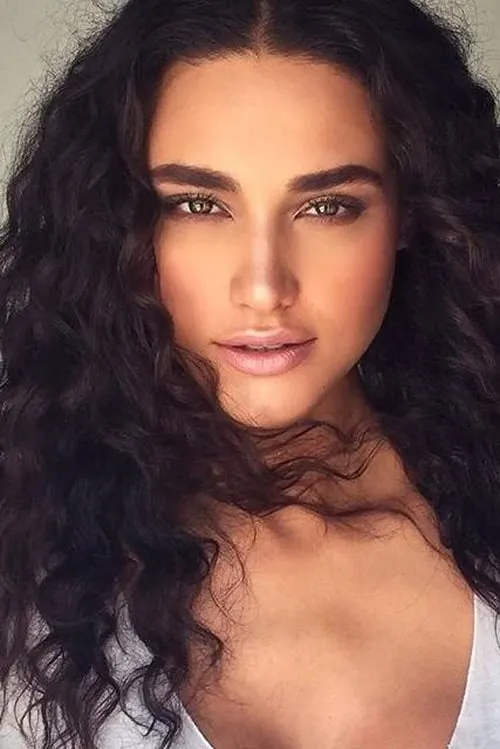 Débora Nascimento — personaje: Sueli Caldas