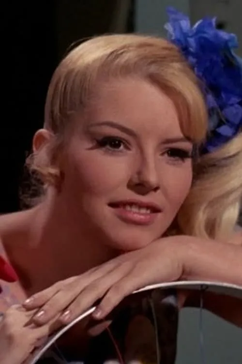 Deborah Downey interpretando a Kathy Dupray