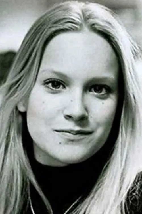 Deborah Winters interpretando a Alicia Sweeney