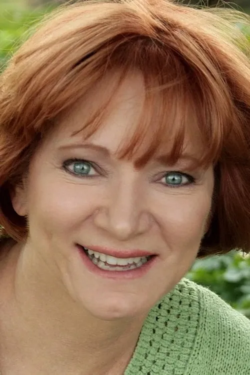 Dee Macaluso interpretando a Lucia