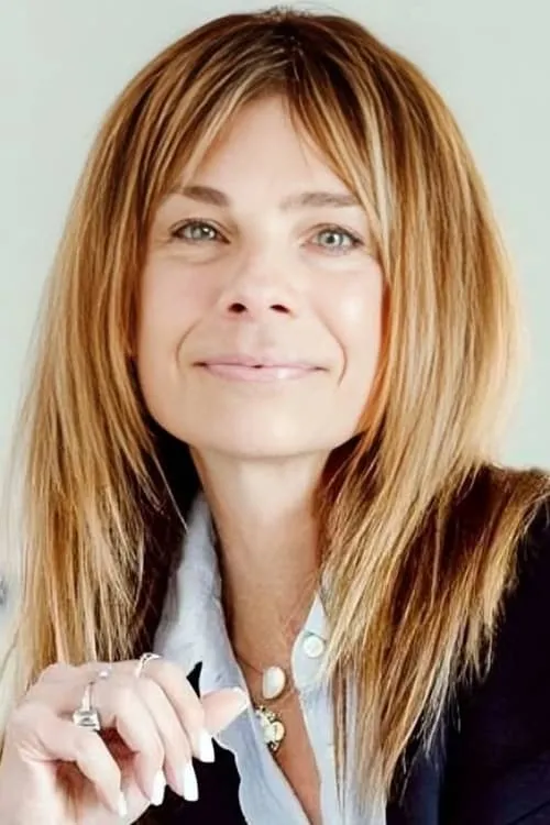 Deirdre Haj interpretando a Jennifer