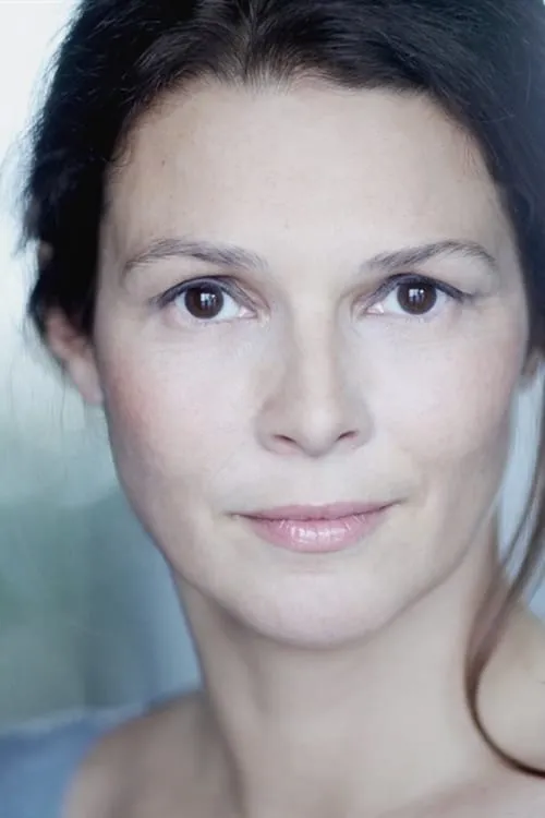 Delphine Forest interpretando a Sharon