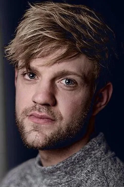 Denholm Spurr interpretando a Bobby