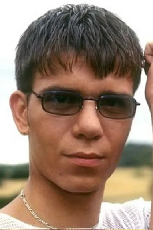 Denis Aysner interpretando a