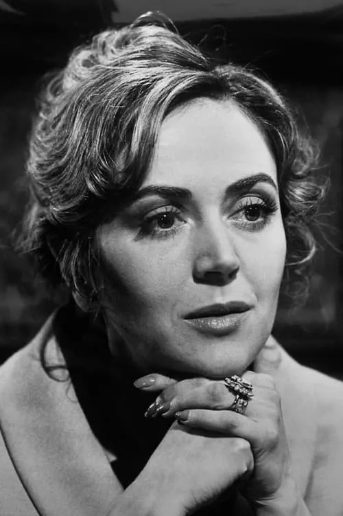 Denise Buckley interpretando a TV Hostess