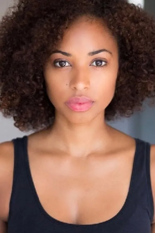 Denise Garcia interpretando a Kira LaRue