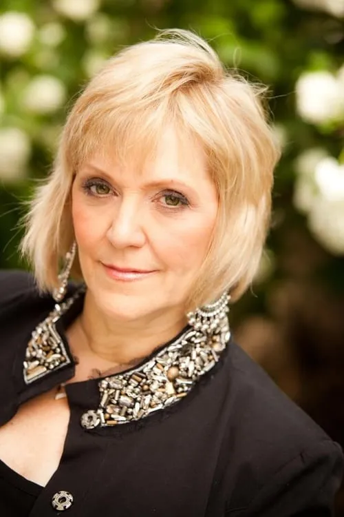 Denise Wall interpretando a Herself