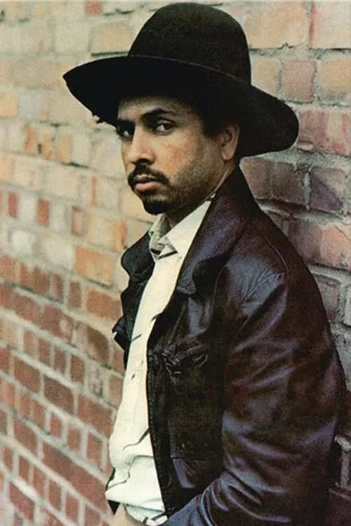 Dennis Alcapone interpretando a Self