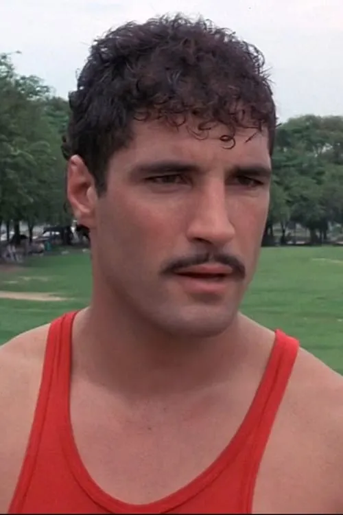 Dennis Alexio interpretando a Eric Sloane