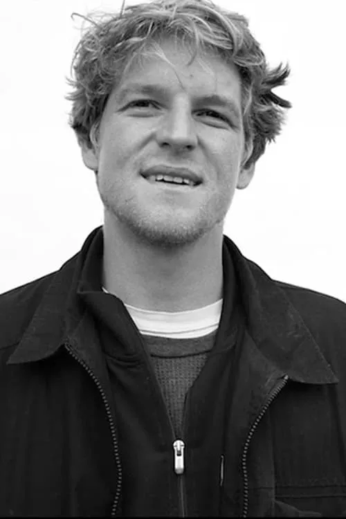 Dennis Busenitz interpretando a