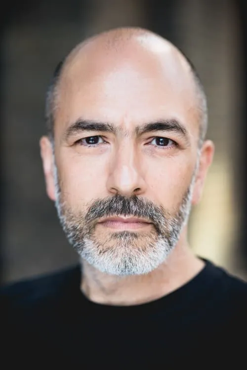 Dennis Farrin interpretando a Sergeant Peck